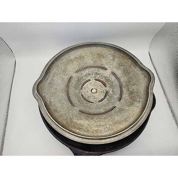 Griswold Cast Iron Skillet #7 701, Double Spout, Large Block Logo - Picture 7 of 7